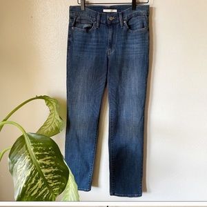 Levi’s | Slimming Straight Jeans